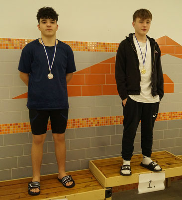 Andreas Qesku (l.) pulverisierte seine Bestleistung über 1500 Meter Freistil und wurde dafür mit Silber belohnt.