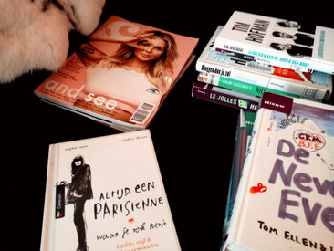 Mijn stoel in de woonkamer ligt altijd vol met boeken die ik nog wil lezen!