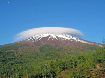 富士の傘と月