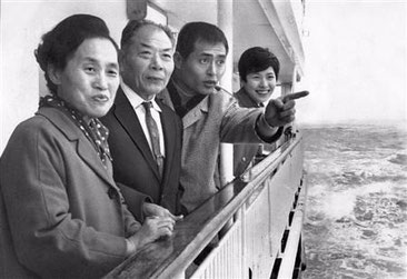 ［出典：SANSPO.COM］１９６７年に伊豆大島へ家族旅行。（左から）母・登美さん、父・仕福さん王氏、恭子夫人