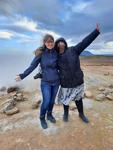 Anna (l.) und María vor dem Krater des Vulkans Krafla. (Foto: Sr. Marcelina)