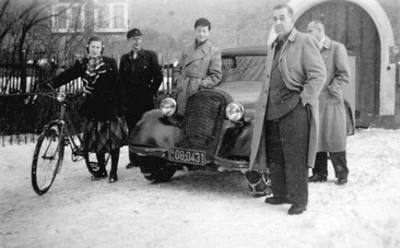 Die „Zoll-Kontrollstelle“ 1950 im Schloss Klippenstein Radeberg. Links: Mitarbeiter und Lehrling vom Postamt Radeberg, rechts: Zoll-Beamte vom Zollamt Dresden mit ihrem „Paket-Transporter“ DKW F8.  Quelle: Sammlg. J. Wünsche