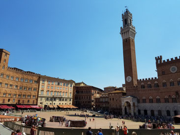 Piazza del Campo mit Torre del Mangia und Palazzo Pubblico