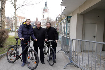 Stadtrat Alfred Scheichel und die Gemeinderäte Mag. Klaus Bergmaier und Georg Mantler (Mitglieder der Arbeitsgruppe Alltagsradfahren) begrüßen als echte Alltagsradfahrer das Projekt „Fahrrad-Box“. Foto: zVg