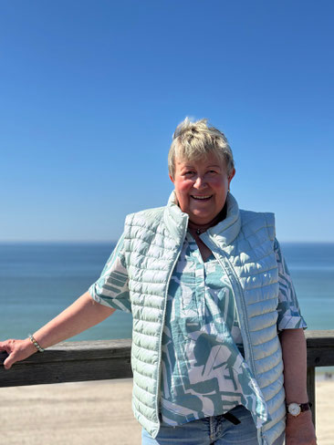 Foto von Solveig Mandel am Strand mit Blick aufs Meer