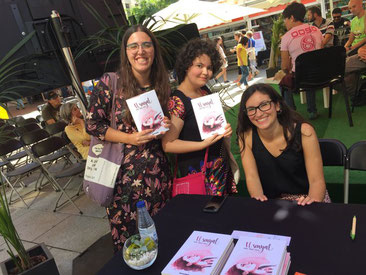 A la presentació de El Senyal a la Setmana del Llibre en Català. D'equerra a dreta: Irene (El Pingüino Lector), Mixa i Marta Meneu-Borja