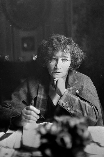 Colette, escrivint