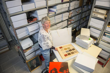 Silke Margherita Redolfi im Archiv des Frauenkulturarchivs Graubünden (Bild: Yanik Bürkli / Südostschweiz)