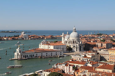 Venedig von oben mit Blick aufs Meer