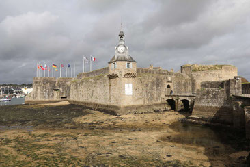 Blick von außen auf die Mauern der "Ville Close" von Concarneau, Heimat von Kommissar Dupin. Es herrscht Ebbe.