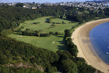 © Golf de Carantec Luftaufnahme des umwaldeten Golfplatzes an einer sichelförmigen Sandbucht auf einer Golfrundreise Bretagne My own Travel