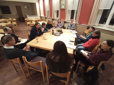 "Rund" um einen Tisch sitzen die Teilnehmer und Teilnehmerinnen der Planungssitzung am 14.01.2026.