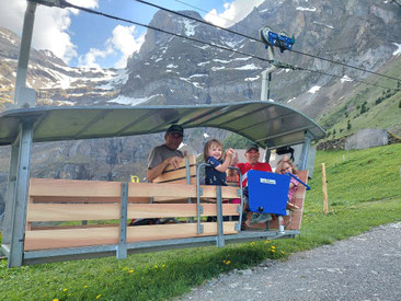 Auch unsere Kinder strahlen mit der renovierten Seilbahnkabine um die Wette. Danke an Hannes und Ruedi Rohrbach!