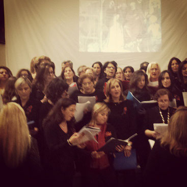 Coro delle docenti della Scuola Media di Surbo con la partecipazine del Coro dell'Unione dei Comuni del Nord Salento diretto dalla Prof.ssa Elena Mignone