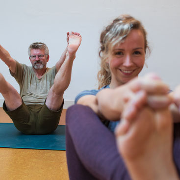 Yoga Groningen, proefles yoga, beginnen met yoga, wat trek ik aan bij yoga, wat neem ik mee naar yoga