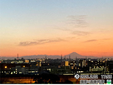 夕暮に富士山から丹沢山地まで浮かぶ