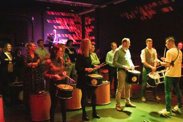 Deelnemers kiezen een eigen instrument tijdens een humorvolle workshop in de regio Rotterdam en Den Haag.