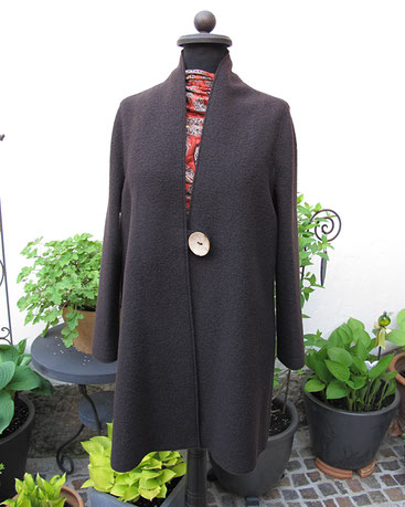 Walkjacke mit Kelchkragen und Kokosnussknopf