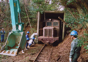 六甲山中の保管先より引き出される機関車DC92