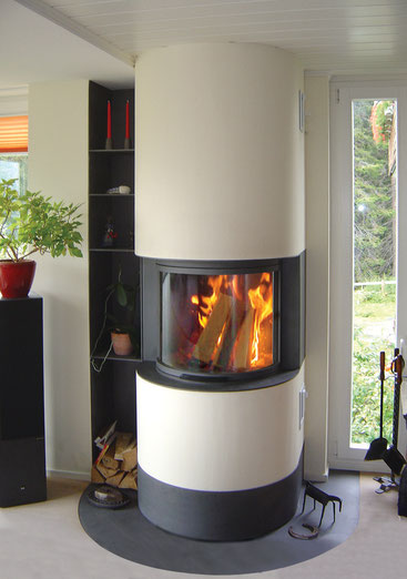 Insert de cheminée STAFFIERI: Installé dans un coin, contre un mur ou au milieu d'une pièce, ce modèle de cheminée ronde offre une vue généreuse sur les flammes.