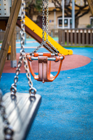 Künstliche Böden auf Spielplätzen enthalten krebserregende Chemikalien und Mikroplastik. Die EU Kommission hat eine Beschränkung im Anhang XVII der REACH-Verordnung beschlossen.