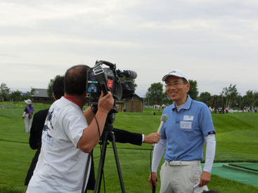 札幌テレビのインタビューを受ける小松経済活性化部会長