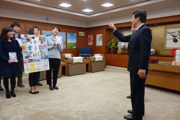 森田千葉県知事から激励を受ける学生メンバー