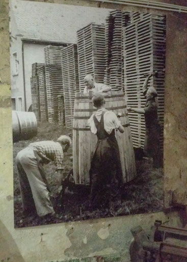 Küfer bei der Arbeit