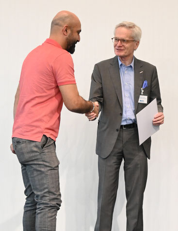 Clemens Malina-Altzinger überreicht die Urkunde