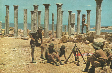 Wehrmachtssoldaten am Apollon- Tempel in Griechenland (etwa 1942)