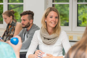 Bei einem dualen Studium kann man sich wissenschaftlich bilden und gleichzeitig praktische Erfahrung in einem Betrieb sammeln. Foto: djd/HFH/Milena Schlösser
