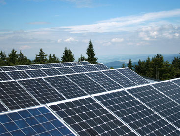Die Technologien im Bereich der erneuerbaren Energien - etwa im Bereich der Photovoltaik - sind mittlerweile absolut wettbewerbsfähig. Foto: djd/UDI