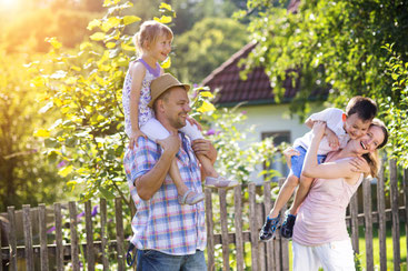 Die Zukunft der Kinder sollte abgesichert werden. So gilt es beispielsweise, bestehende private Versicherungsverträge auf einen möglichen Wechsel in einen Familientarif hin zu überprüfen. Foto: djd/BVR/thx
