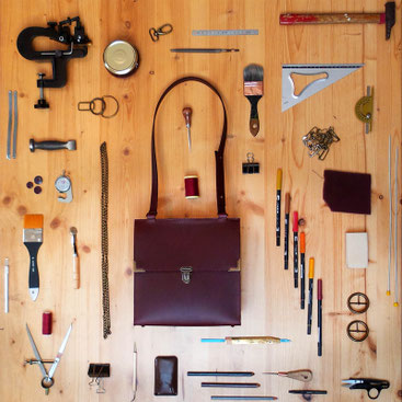La Fabrique Fournié - Sac en cuir - outils ; création et fabrication française ; atelier de maroquinerie ; sacs en cuir 100% personnalisables ; collections en édition limitée ; sacs sur mesure ; excellence ; héritage ; historique ; stage ; artisan