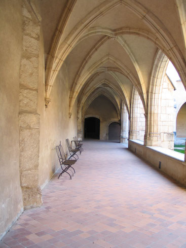 Bild: der erste Kreuzgang in der Monastère de Brou in Bourg-en-Bresse, Frankreich