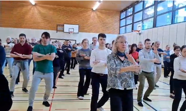 Eine grosse Tai Chi Gruppe übt die Langform während eines Workshops in Zurich.