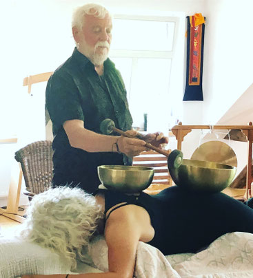 Peter Hess gibt Teilnehmerin eine Klangmassage