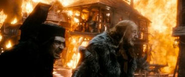 Smaug greift die Seestadt an. [Quelle: Warner]
