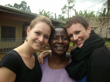 Sister Ann mit Julia (2. Vorsitzende) und Rebekka (1. Vorsitzende) im Kamerun