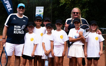 Ballkinder mit den beiden Spielern