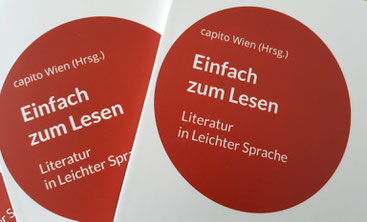 Auf dem Bild sind Bücher zu sehen. Der Titel "Einfach zum Lesen - Literatur in Leichter Sprache" steht in einem roten Kreis auf weißem Hintergrund. 