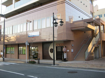 クリニック建物 階段手前通路奥に建物エントランス、エレベーターあり