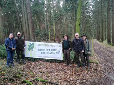 Von links: Dr. Ralf Straußberger (BN), Uwe Köberlein (ÖJV Bayern), Dr. Wolfgang Kornder (ÖJV Bayern), Herbert Fuchs (Waldbesitzer), Stefan Kolonko (ANW Bayern)