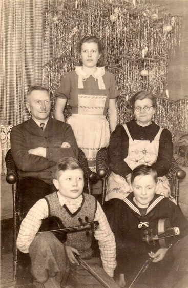 Bild Weihnachten 1940: Max und Gertrud Wieland mit ihren Kindern Elsbeth und Gerhard, rechts unten ein aufgenommener Waisen-Junge aus Hamburg