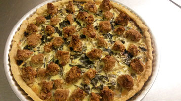 Beispiel aus der französischen Landküche: Mangoldtarte mit Feta-Nuss-Streuseln