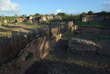 Vista delle rovine di Pate