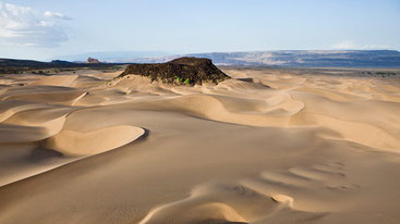 Suguta Valley, Kenya. Dune con Aruba Rock visibile sullo sfondo. Qui le temperature raggiungono i 71°C.