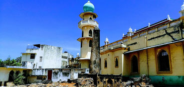 Le due tombe a pilastro entro le mura della Moschea di Jumaa a Malindi