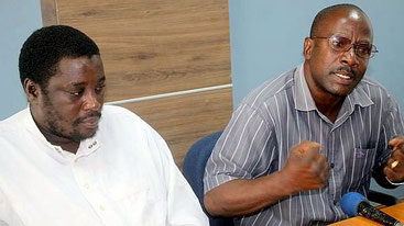 Il vice portavoce del Consiglio Repubblicano di Mombasa Richard Lewa (a destra) e il funzionario Malembi Mwatsahu.
