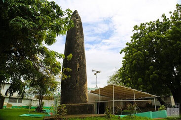 Pilastro di Mbaraki sull'isola di Mombasa